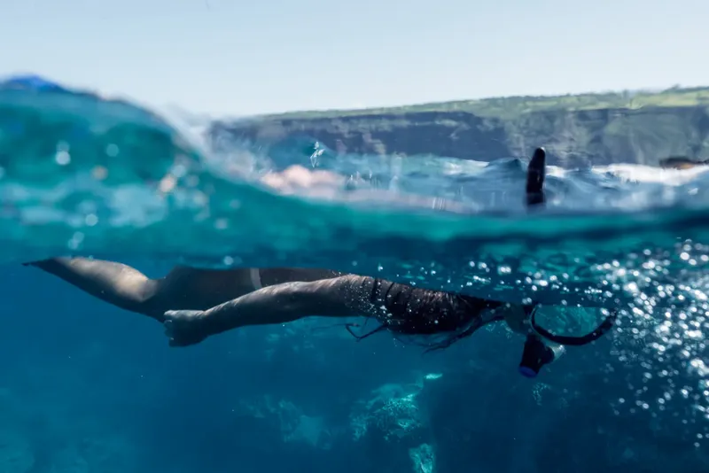 Apnée : nageur explore les fonds marins avec masque et tuba