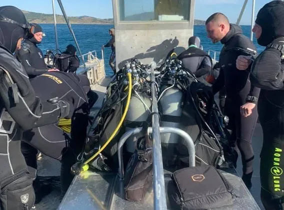 Plongeurs équipés sur le pont d'un bateau avant une sortie
