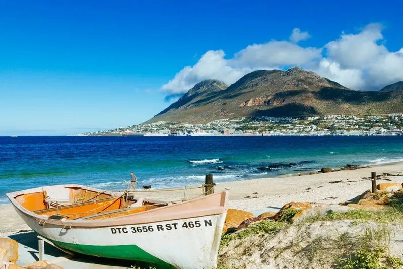 Petit bateau de pêche échoué sur une plage ensoleillée