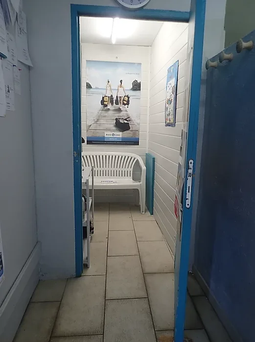 Intérieur d'un local avec une affiche de plongeurs sur le mur