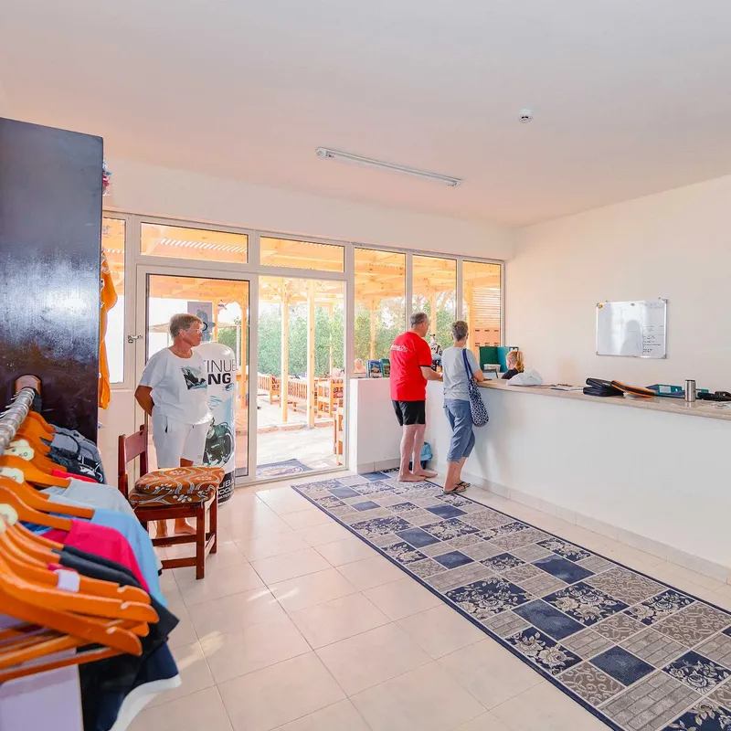 Intérieur d'un centre de plongée avec des clients et du matériel
