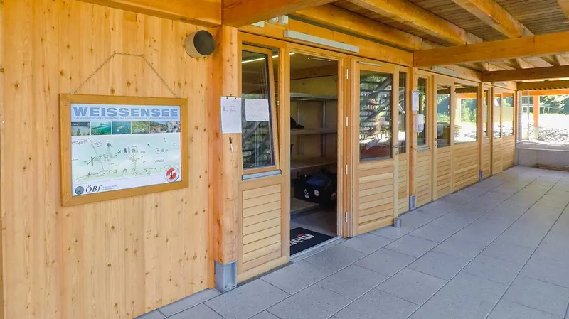 Façade d'un centre de plongée avec une carte et du matériel visible
