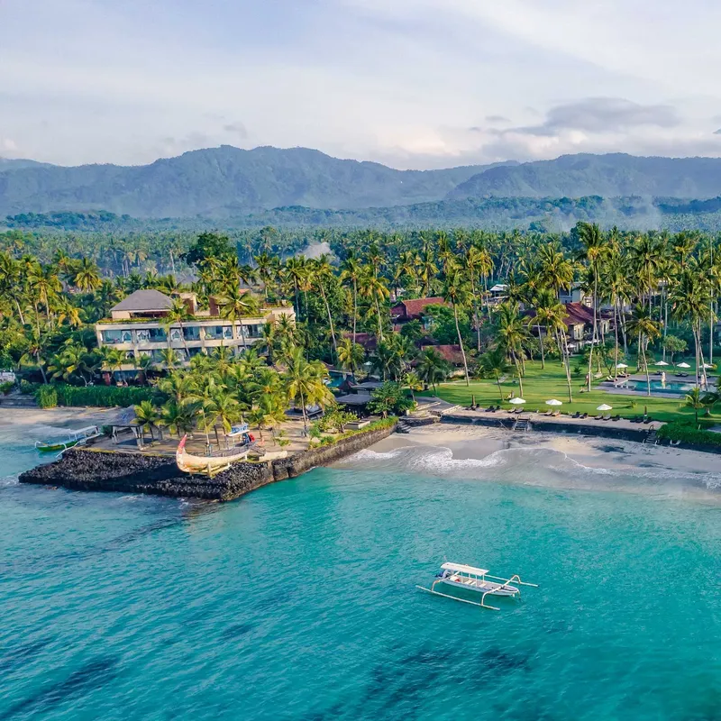 Vue aérienne d'un centre de plongée sur une plage tropicale