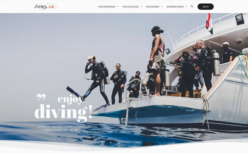 Plongeurs équipés se préparent à plonger depuis un bateau de croisière