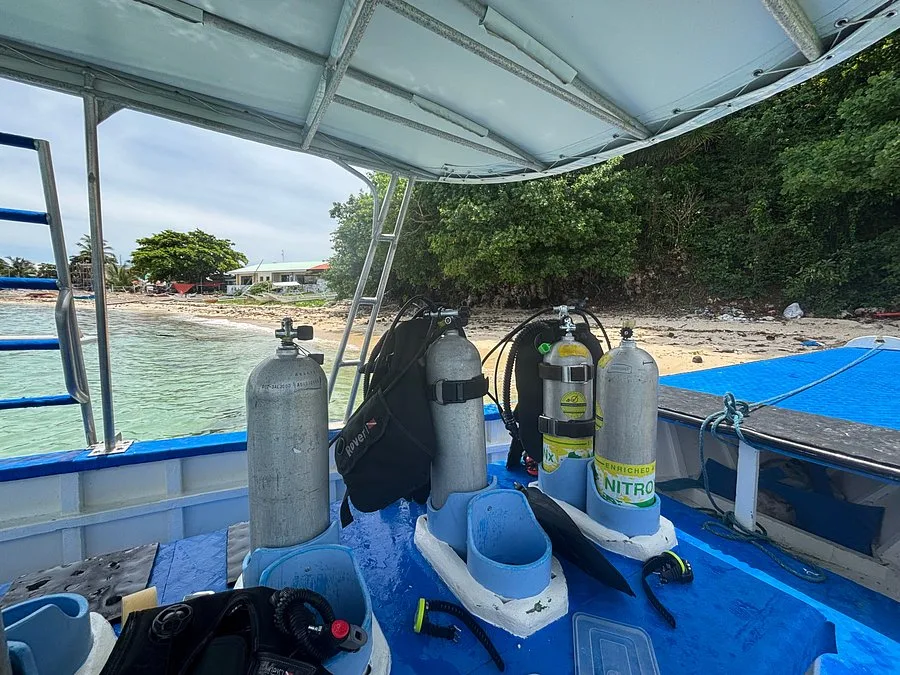Bouteilles de plongée et gilets stabilisateurs à bord d'un bateau