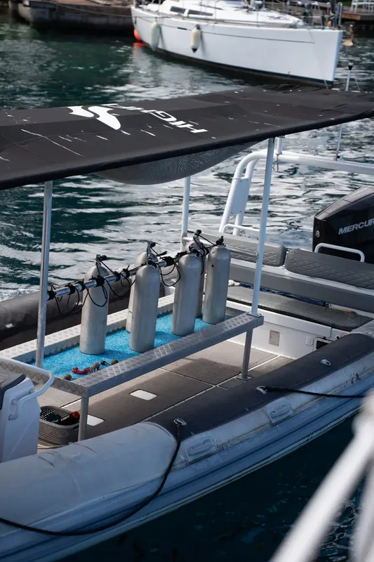 Bateau de plongée avec plusieurs bouteilles noires prêtes pour l'utilisation