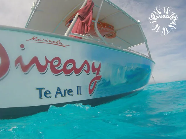 Bateau de plongée bleu et blanc avec le nom Diveasy et Te Are II