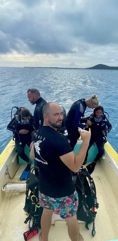 Plongeurs préparant leur matériel à bord d'un bateau en mer