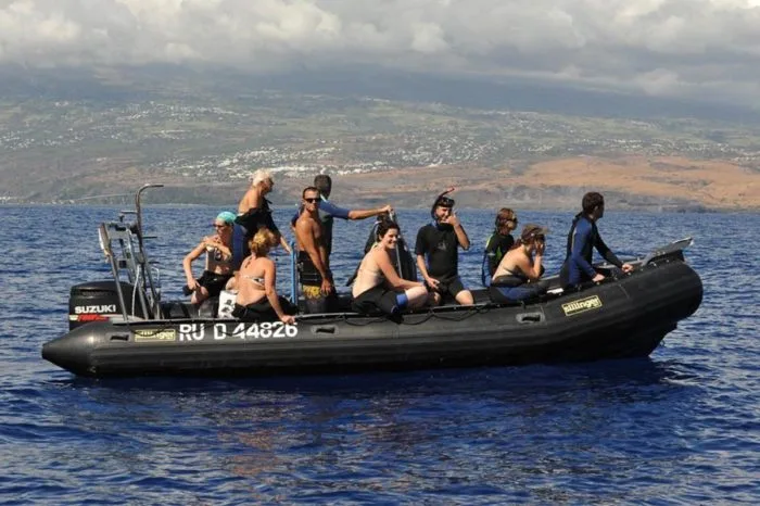 Groupe de personnes à bord d'un bateau pneumatique en mer