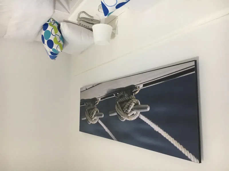 Tableau décoratif représentant des cordes de bateau sur fond bleu