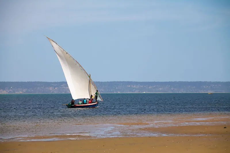Voilier traditionnel avec des passagers naviguant sur une mer calme