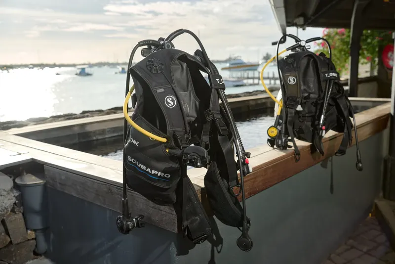 Equipement de plongée complet prêt à l'emploi sur un bateau