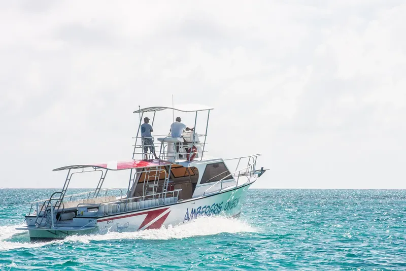 Bateau de plongée en mer avec deux personnes à bord