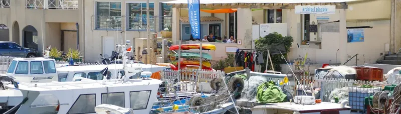 Port de plaisance avec bateaux, centre de plongée et équipements visibles