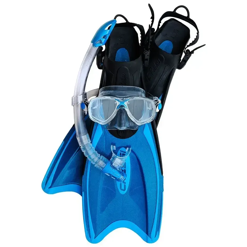 Masque, tuba et palmes de plongée bleues sur fond blanc