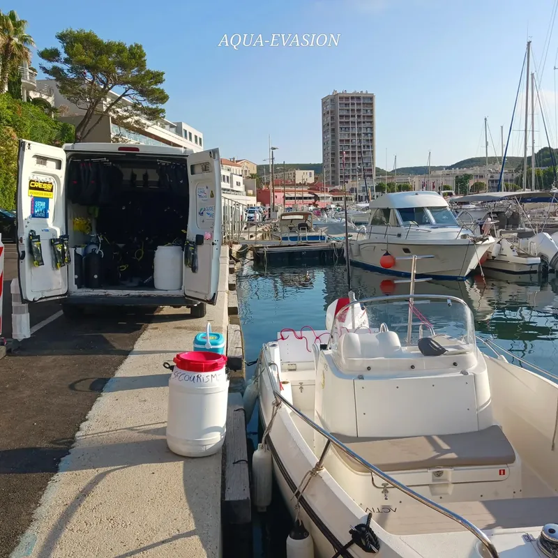 Vue d'un port de plaisance avec des bateaux et du matériel de plongée