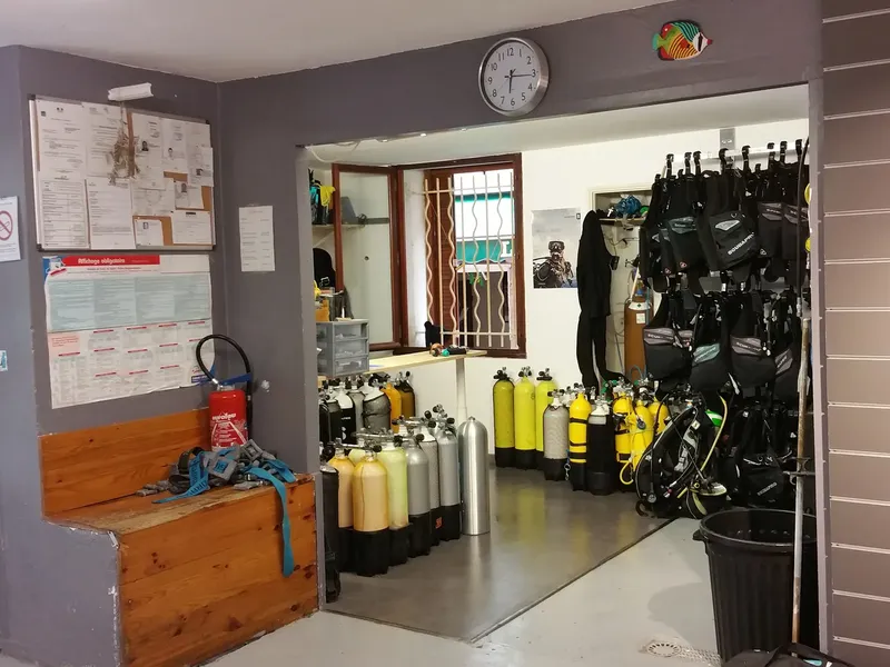 Intérieur d'un centre de plongée avec bouteilles et équipements