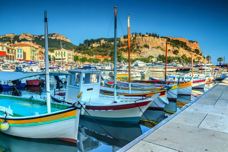 Port de plaisance ensoleillé avec des bateaux colorés amarrés au quai