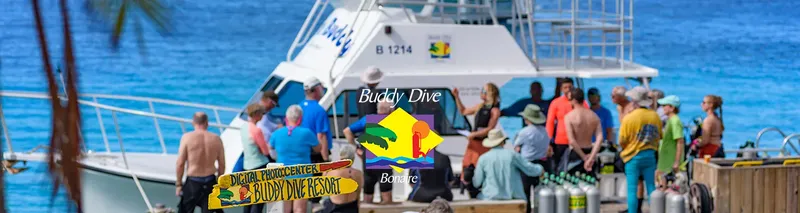 Groupe de plongeurs près d'un bateau de plongée et de bouteilles