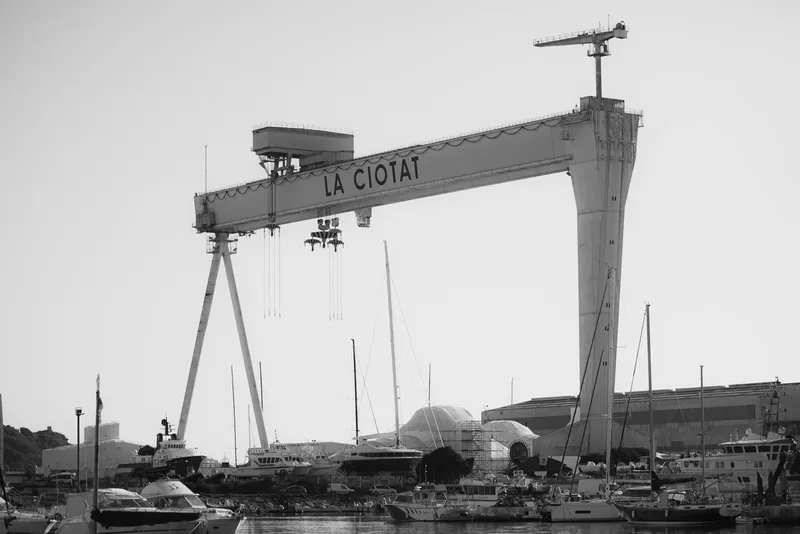 Grue de port à La Ciotat, bateaux amarrés au premier plan