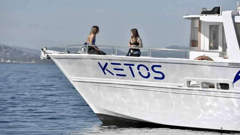 Deux femmes sur le bateau de plongée, préparation à l'immersion