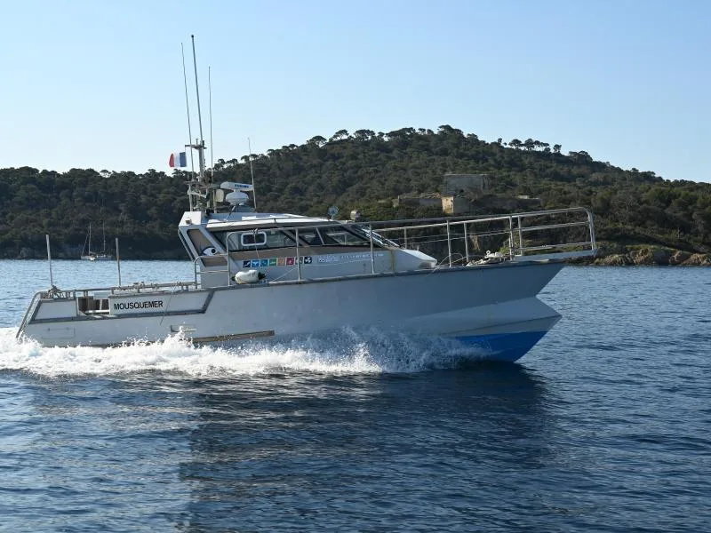 Bateau de plongée naviguant sur une mer bleue sous un ciel clair