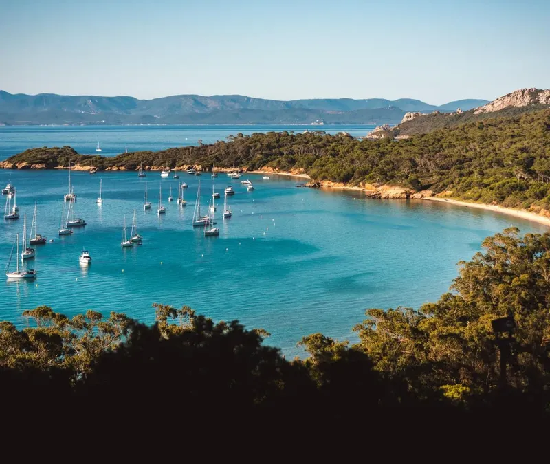 Ancrage de nombreux bateaux dans une crique turquoise ensoleillée