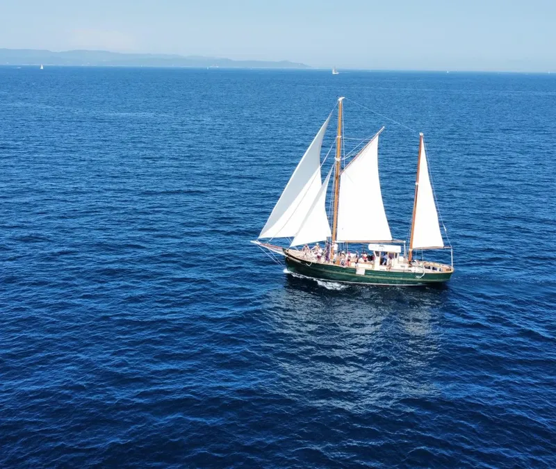 Voilier à deux mâts navigue sur une mer bleue et calme