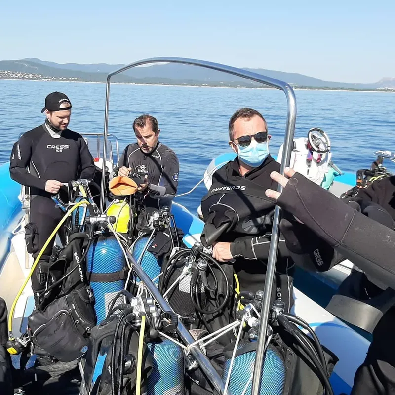 Plongeurs équipés sur un bateau semi-rigide en mer, préparation plongée