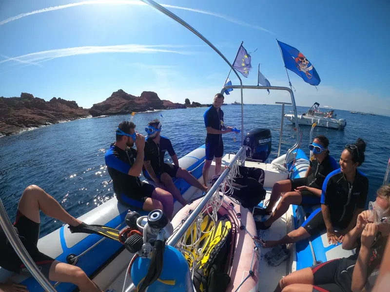 Groupe de plongeurs sur un bateau semi-rigide en direction d'un site