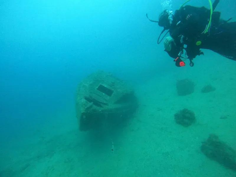 Plongeur explorant une épave au fond de la mer