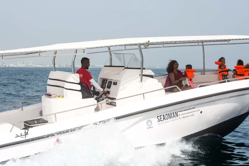 Passagers sur un bateau semi-rigide blanc naviguant sur une mer bleue