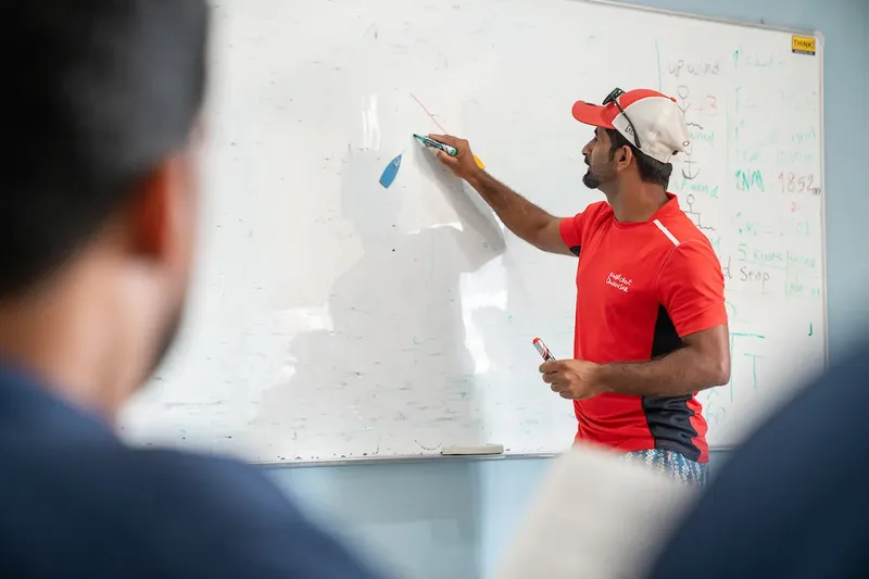 Instructeur de plongée expliquant des concepts sur un tableau blanc à des élèves