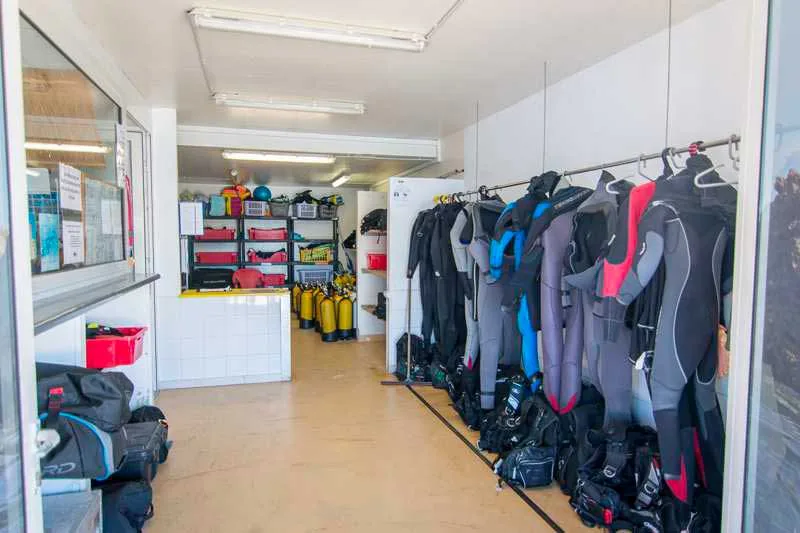 Intérieur d'un centre de plongée avec combinaisons et équipements