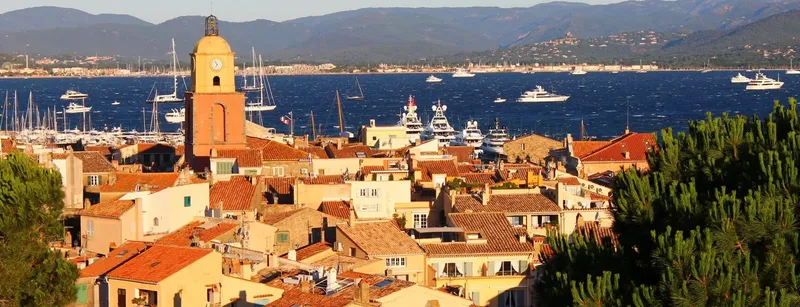 Vue panoramique d'un port de plaisance avec des bateaux et bâtiments