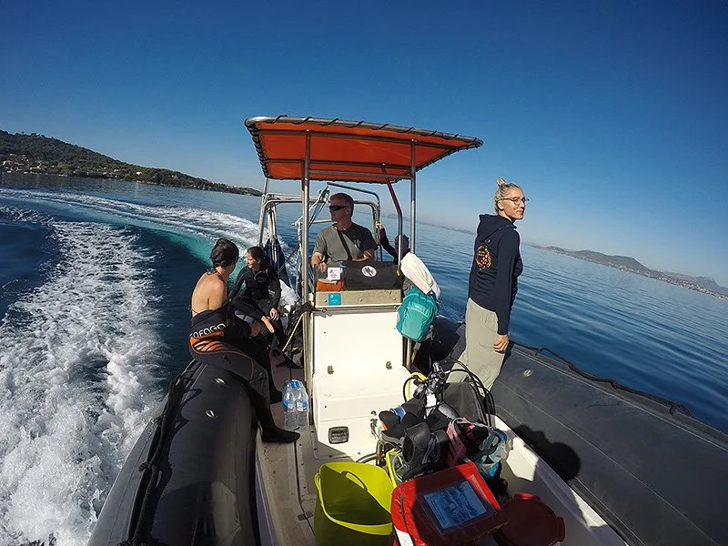 Plongée : personnes à bord d'un semi-rigide en direction du site