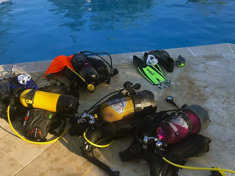 Equipement de plongée complet prêt à l'emploi au bord d'une piscine