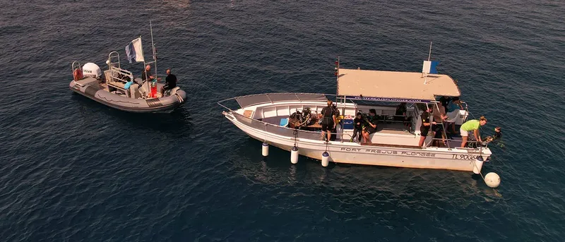 Deux bateaux de plongée en mer avec des plongeurs à bord