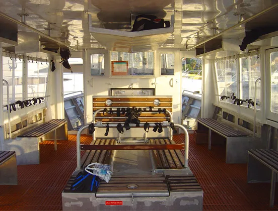 Intérieur d'un bateau de plongée avec équipement et sièges métalliques