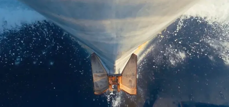 Coque d'un bateau vue d'en bas dans une eau trouble