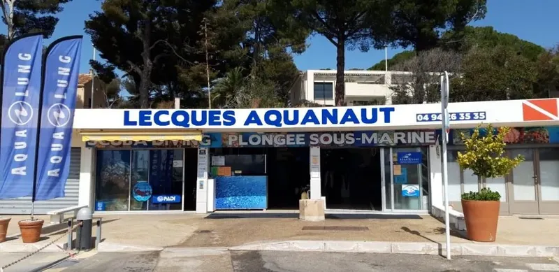 Devanture d'un centre de plongée avec enseigne et vitrine colorée