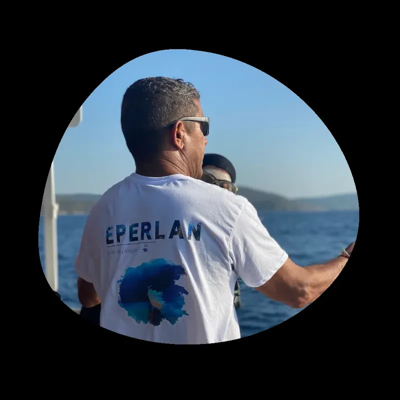 Homme de dos sur un bateau avec un t-shirt imprimé