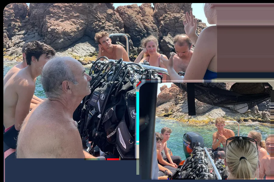 Groupe de plongeurs sur un bateau avec l'équipement prêt à l'emploi