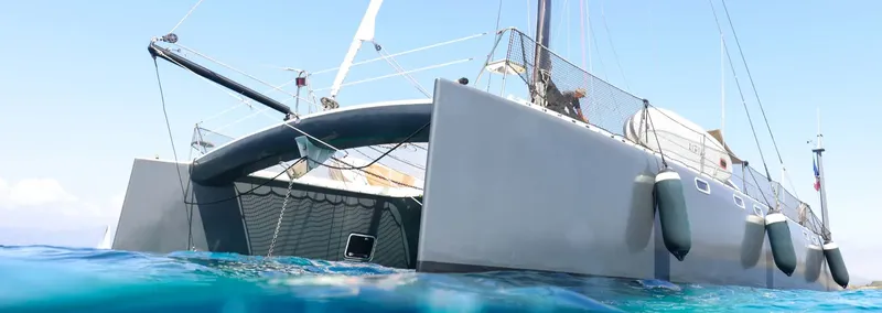 Catamaran de plongée avec des personnes à bord sur l'eau turquoise