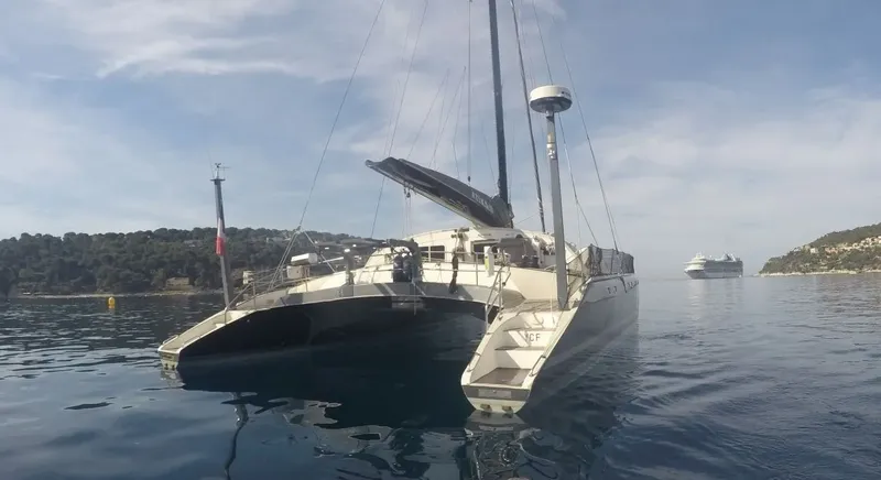 Catamaran de plongée amarré sur une mer calme et ensoleillée