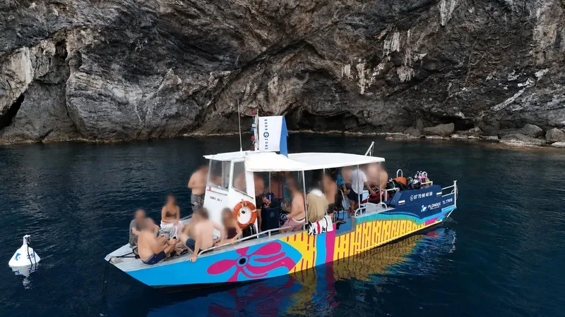 Bateau de plongée coloré avec des passagers et du matériel à bord