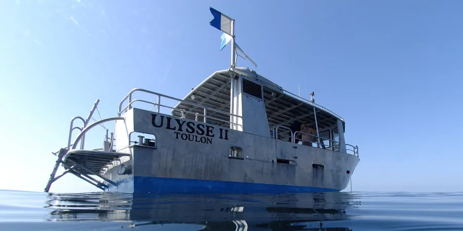 Bateau de plongée Ulysses II à Toulon flottant sur une mer calme