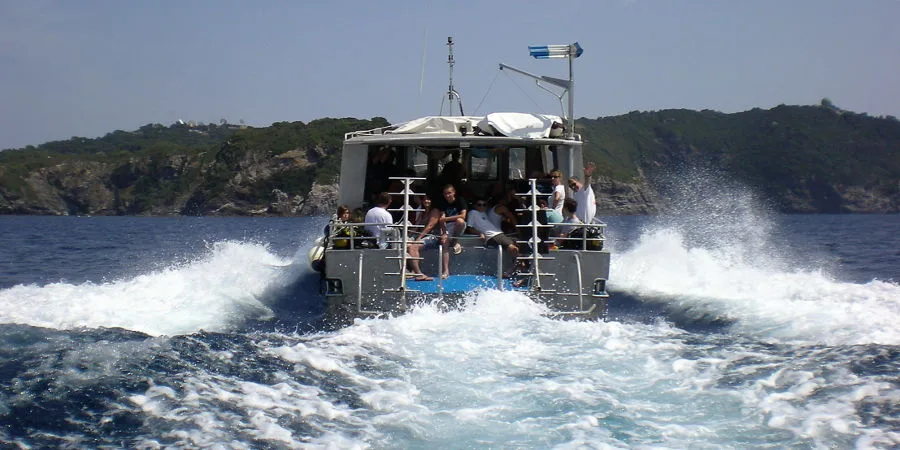 Bateau de plongée en mer avec des passagers et de l'équipement