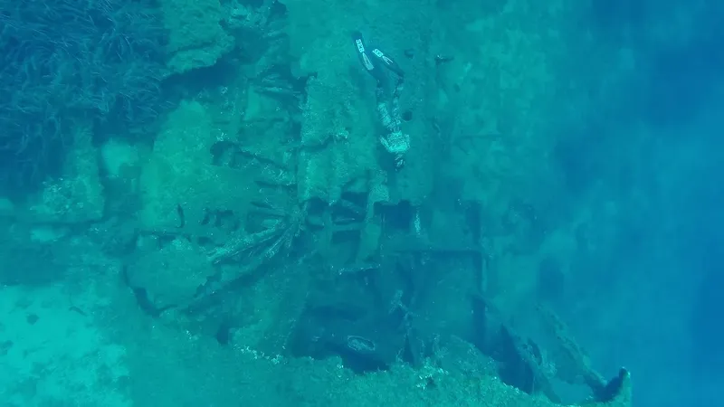 Épave de bateau reposant sur le fond marin, vue plongeante