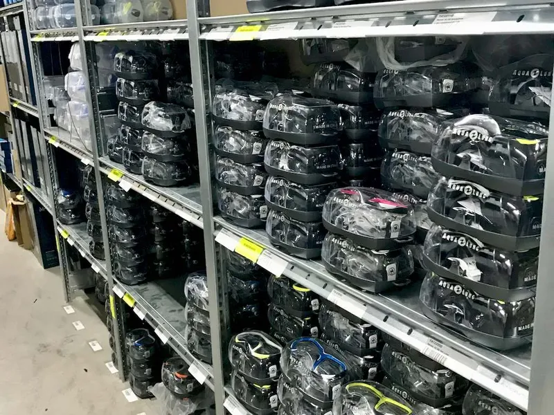 Rayonnages remplis de masques de plongée emballés individuellement en plastique
